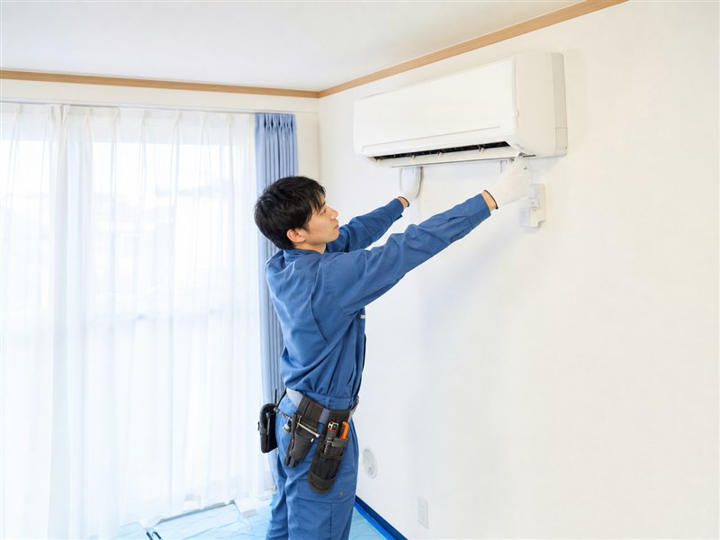 室内エアコンを新規取付する作業スタッフ